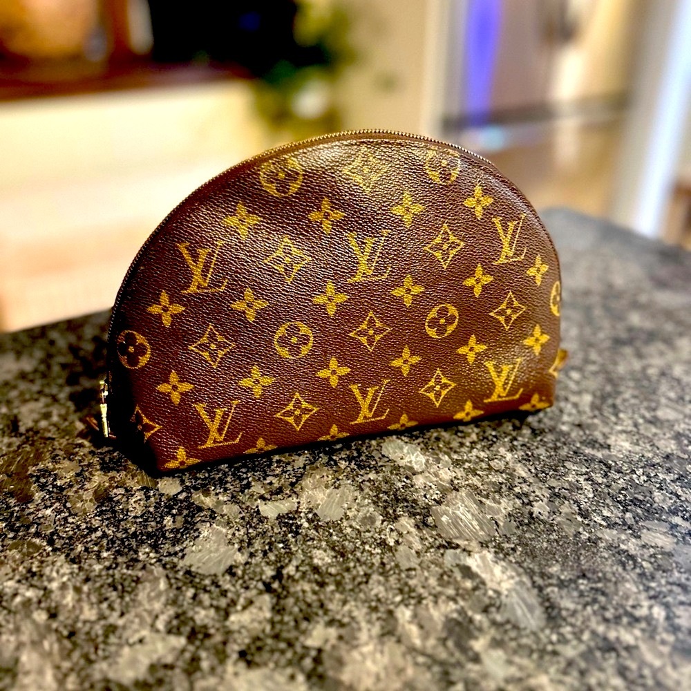 ๐ฆ Louis Vuitton LV Monogram Travel Pouch Bag